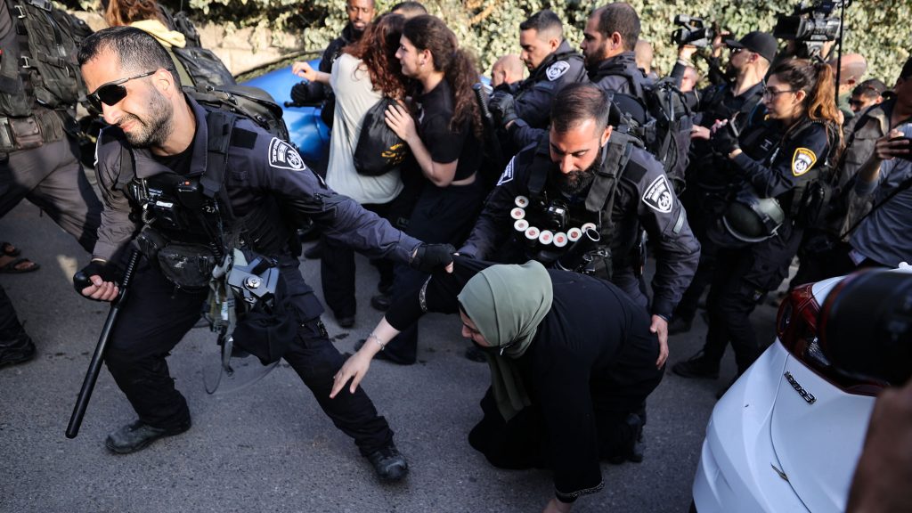 Lovasrendőrök kergettek szét tüntetőket Izraelben