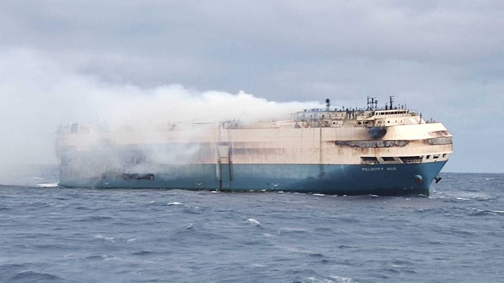 Égő aksik nehezítik a több ezer autóval lángoló hajó visszaszerzését