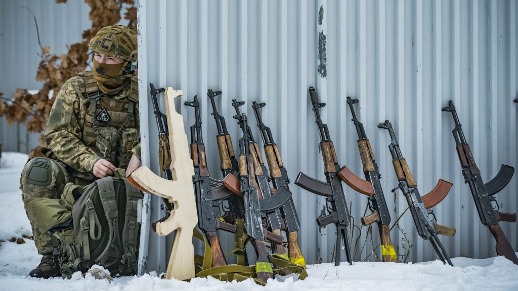 Több mint ezer tonna védelmi fegyvert kapott külföldről Ukrajna