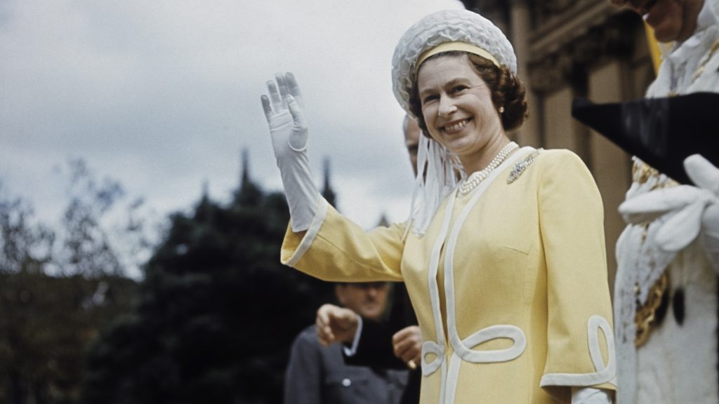 Erzsébet királynő 70 éve a trónon: egyetlen gifben mutatunk 70 évnyi ikonikus integetést