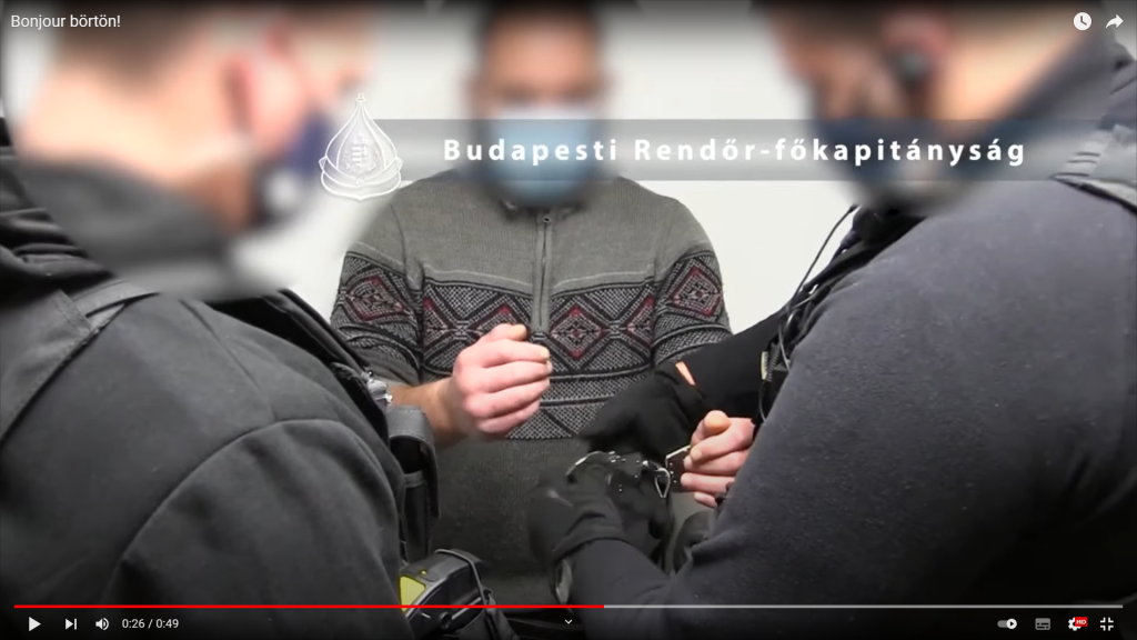 Videón, ahogy bilincset raknak a Franciaországból szexuális erőszak miatt hazahozott magyar férfire