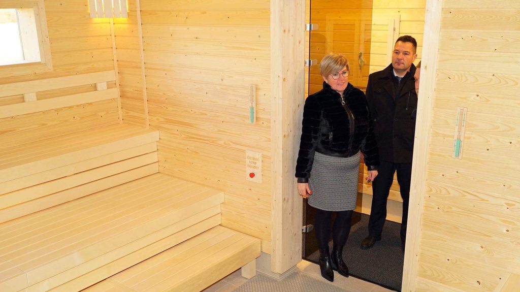 Hat fős kíséret kellett ahhoz, hogy a fideszes polgármester átadjon egy finn szaunát