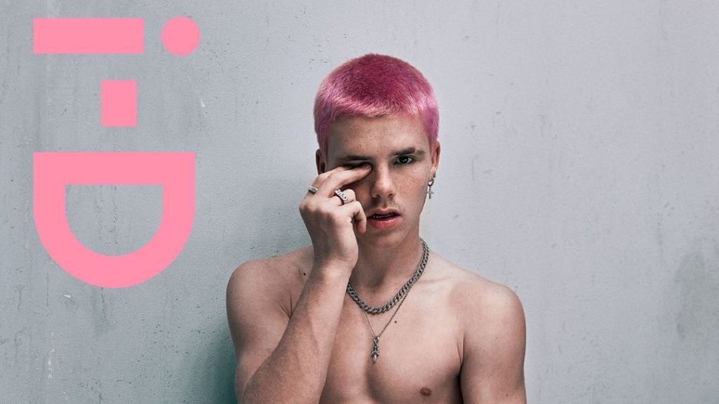 Cruz Beckham az apja 22 évvel ezelőtti fotóit újraalkotva, pink hajjal került címlapra