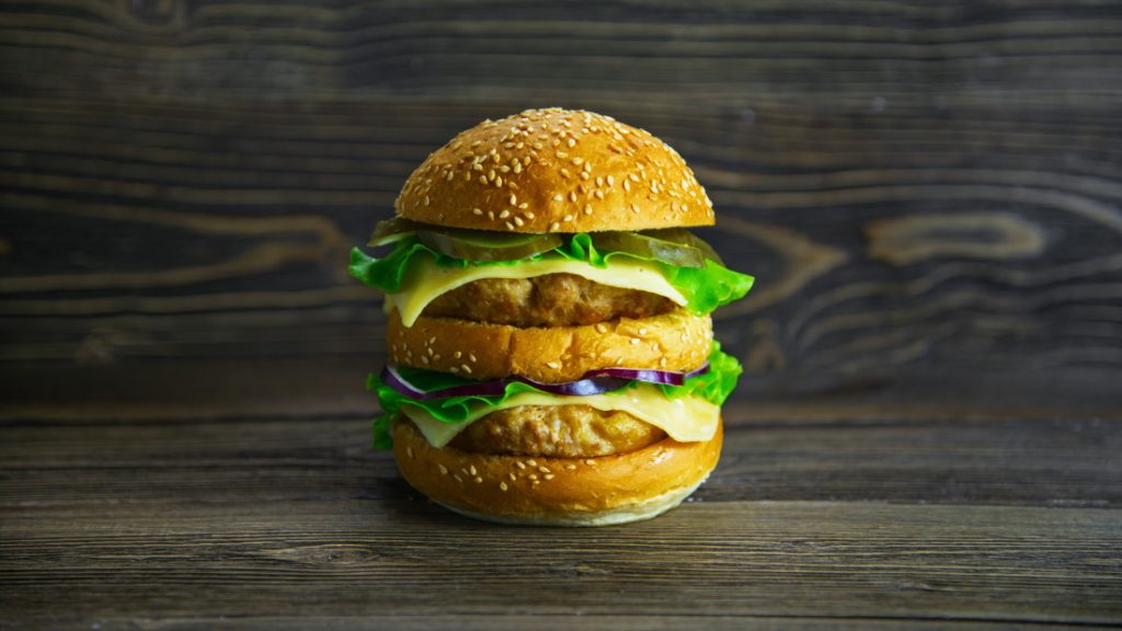 Magánszemélyek árulják az interneten ?az utolsó csirkés Big Mac?-et