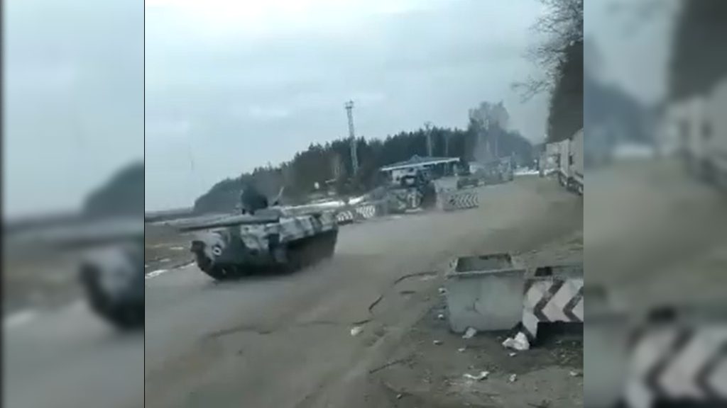 így vonultak be Csernobilba az orosz tankok