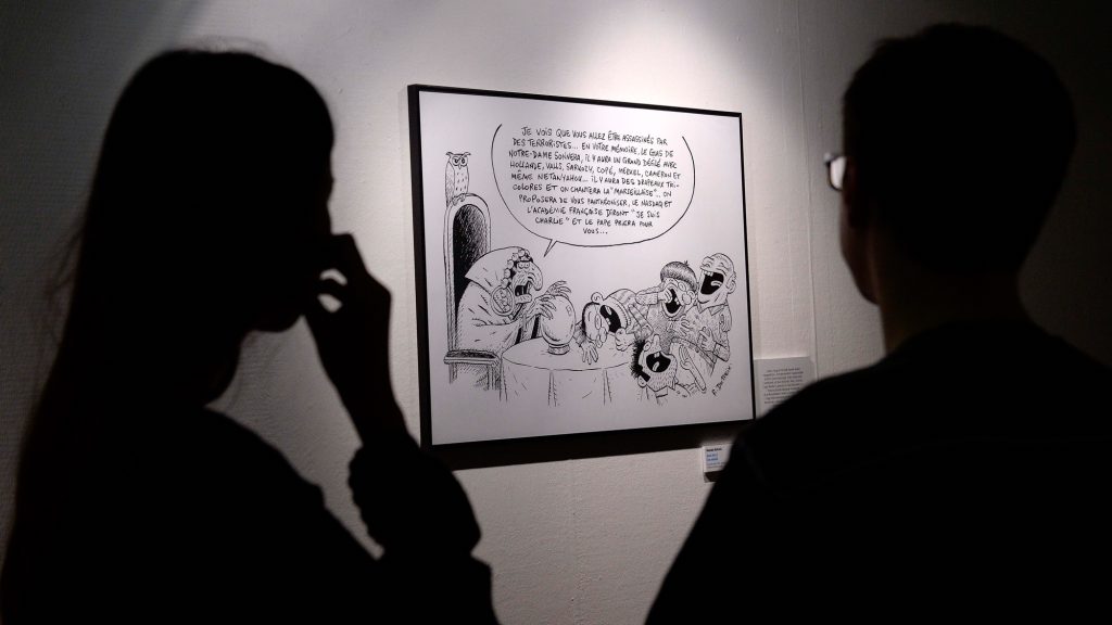 Először politikai tartalmak, majd egy meztelen nős rajz miatt lefújtak egy karikatúra-kiállítást