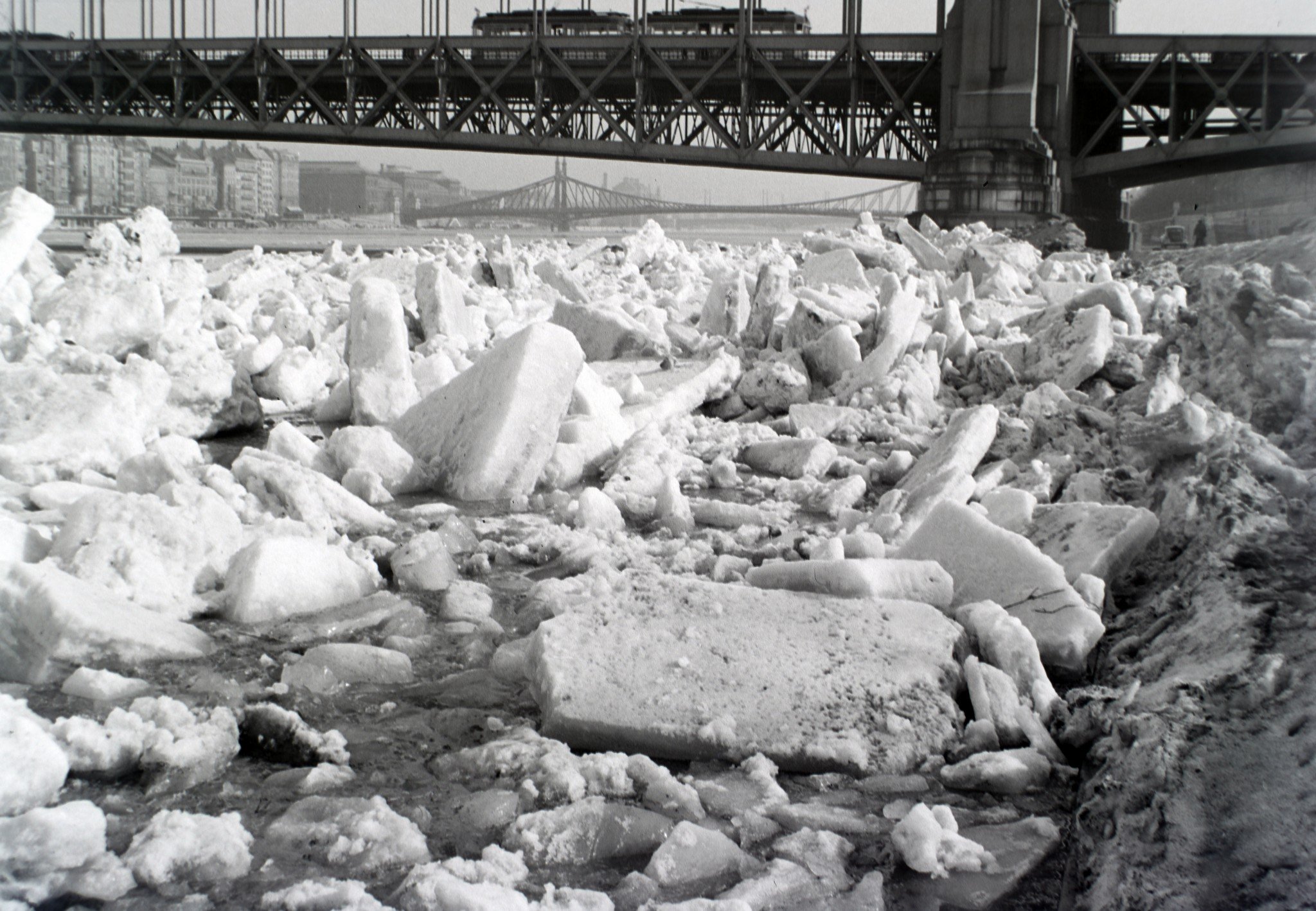 Két nap alatt mentették ki a Balatonba szakadt Trabantot ? jégzajlás fekete-fehérben