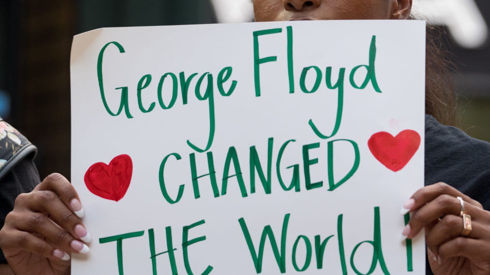 Bűnösnek találták a rendőröket, akik végignézték George Floyd meggyilkolását