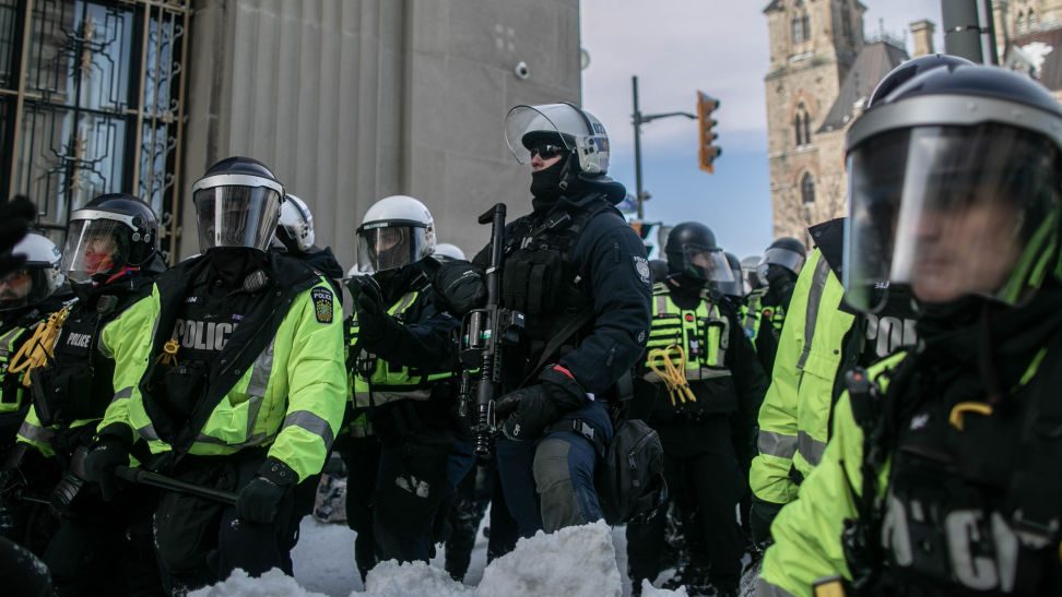 A kanadai miniszterelnök különleges jogköröket kapott, hogy felszámolja a tüntetéseket