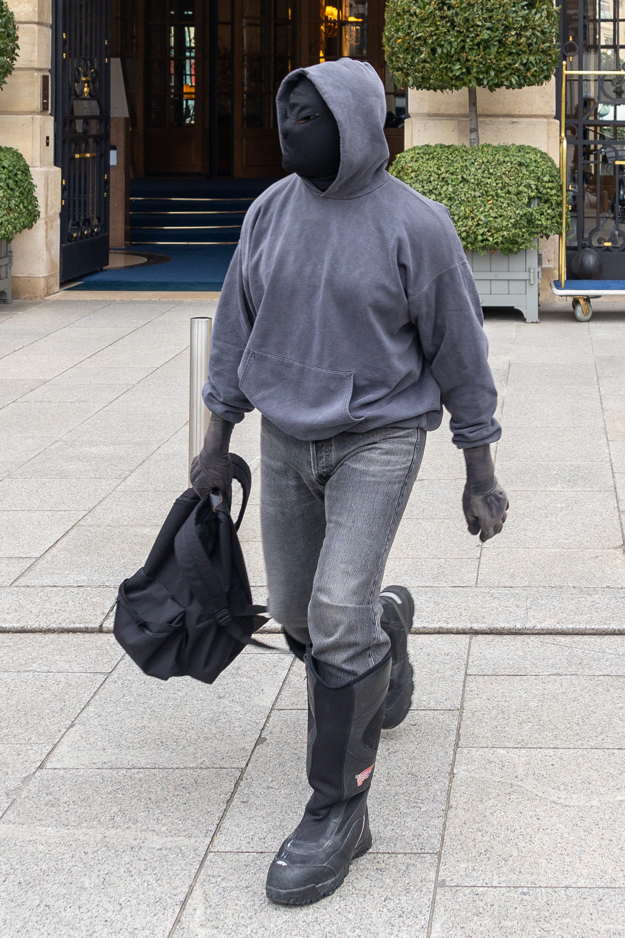 Ez nem A nagy pénzrablás forgatása, csak Kanye West sétálgat az utcán