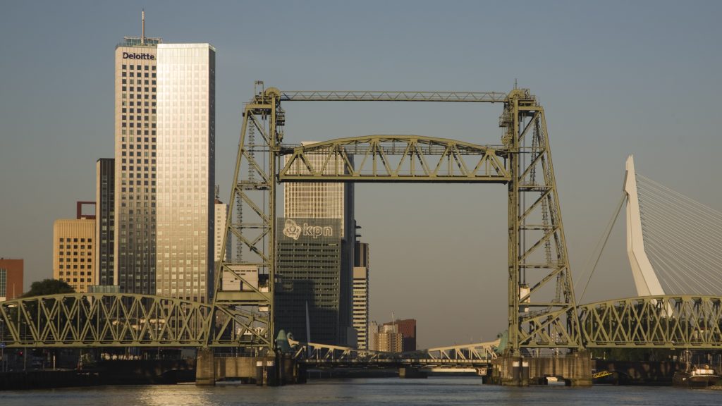 Rotterdamban megbontanak egy hidat, hogy Jeff Bezos átférjen alatta a szuperjachtjával