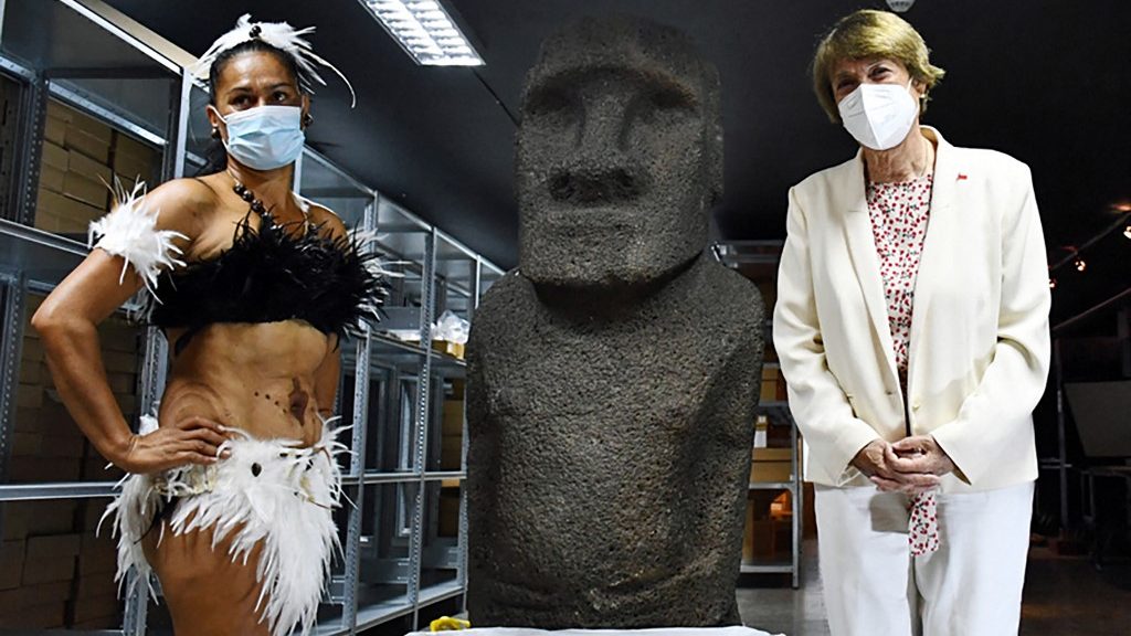 Visszavisznek a Húsvét-szigetre egy moai szobrot Chiléből