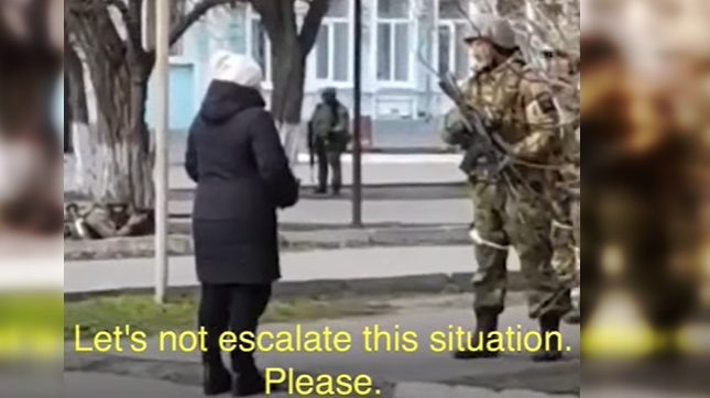 Megszállók vagytok, fasiszták ? kiabálta az ukrán nő az orosz katonának és szotyit is adott neki