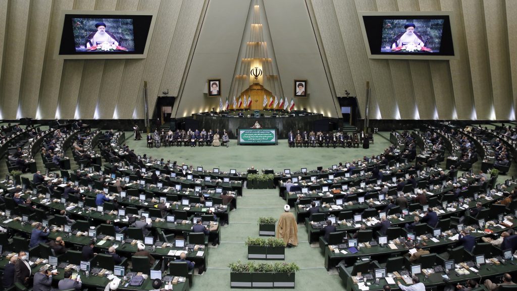 Betört az omikron az iráni parlamentbe, kitört a járvány a képviselőknél