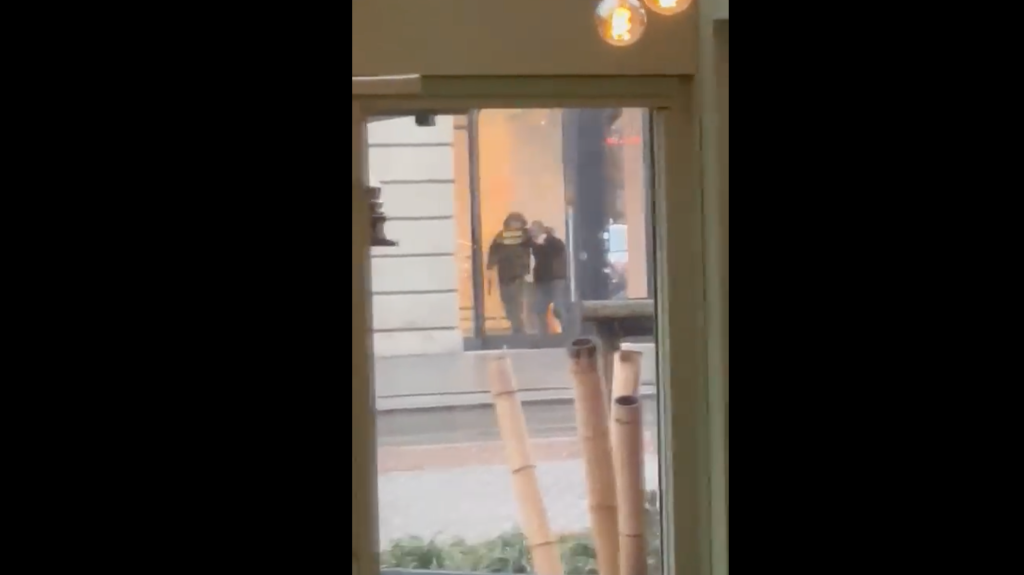 Túszejtés egy amszterdami Apple boltban, rengeteg rendőr a helyszínen