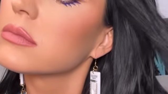 Katy Perry antigén gyorsteszt fülbevalóját egy spanyol diák készítette