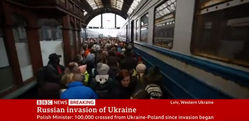Óriási tömeg próbált meg felszállni egy Lengyelországba tartó vonatra egy ukrajnai vasútállomáson
