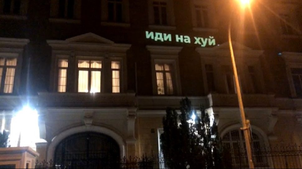 A kétfarkúak kivetítették a budapesti orosz nagykövetségre, hogy: ?menjetek a faszba?