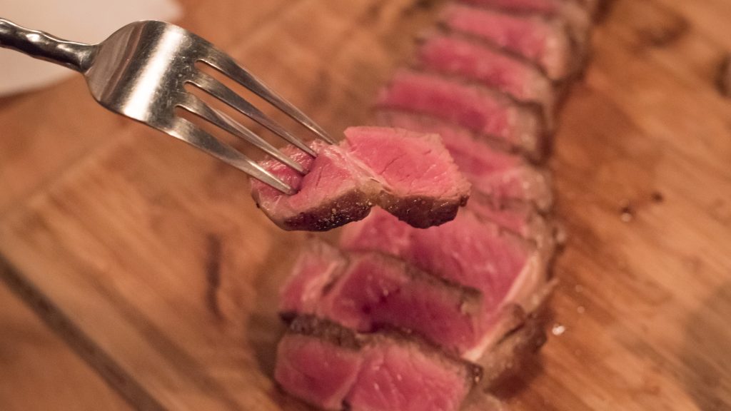 Közepesen átsütött steakkel eteti féléves kislányát