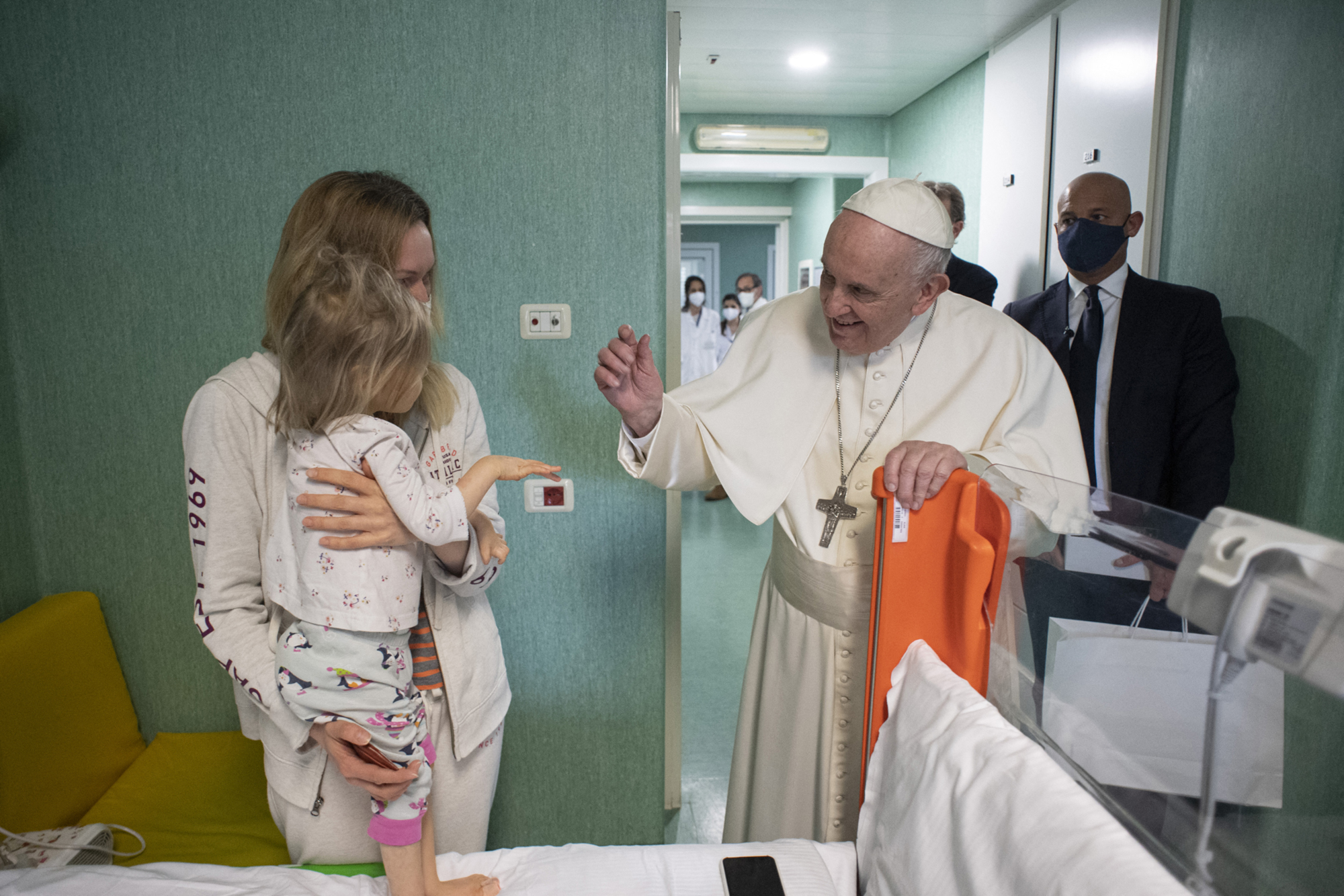Ferenc pápa ukrán menekült gyerekekkel találkozott egy gyerekkórházban