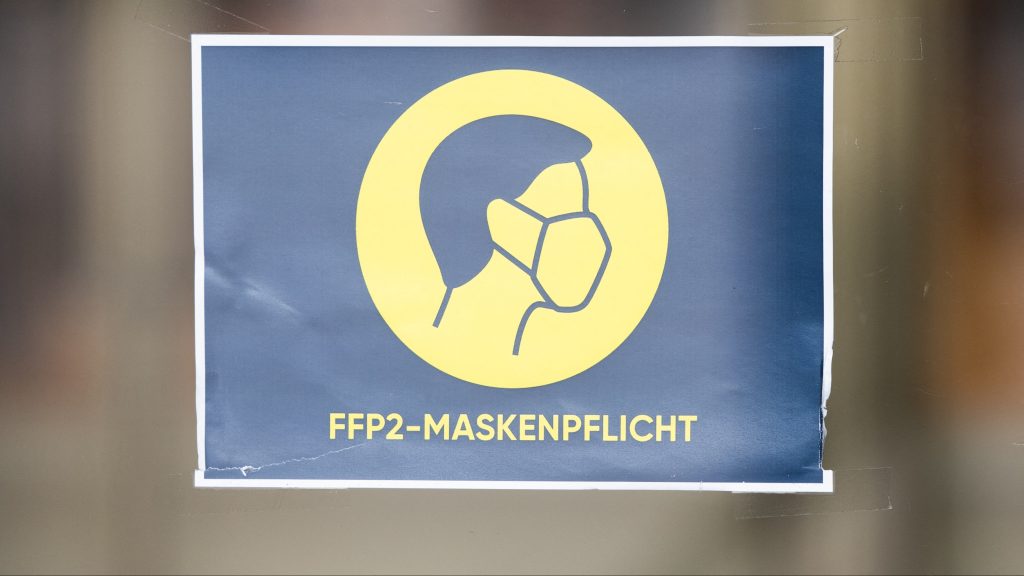 Ausztriában újra kötelezővé teszik zárt térben az FPP2 maszkot