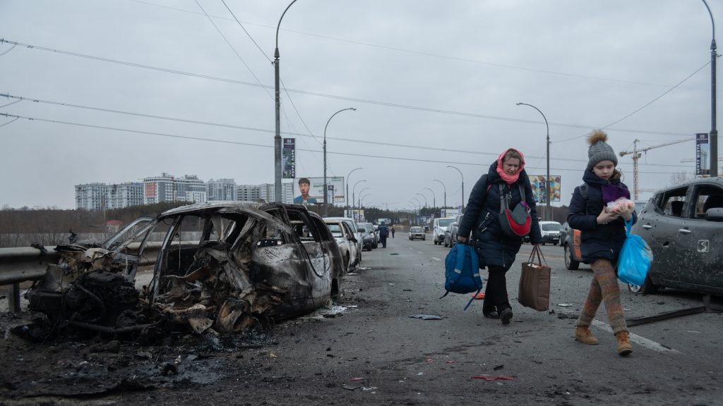 Az ukránok azt állítják, hogy az oroszok lőni kezdték a Mariupolból kivezető humanitárius folyosót