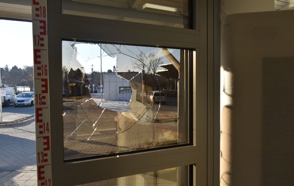 Kikukázott üvegekkel dobálta egy nő a rendőrség épületét, de máskor is megtenné