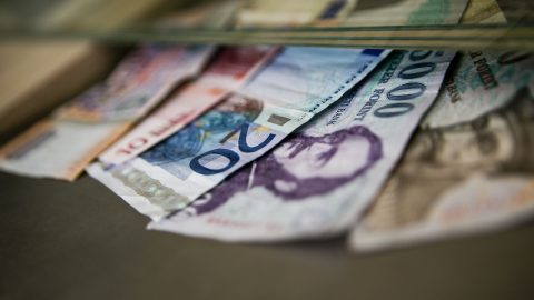 Miközben 400 forint lett egy euró, Varga Mihály a kormány válságkezelését méltatta