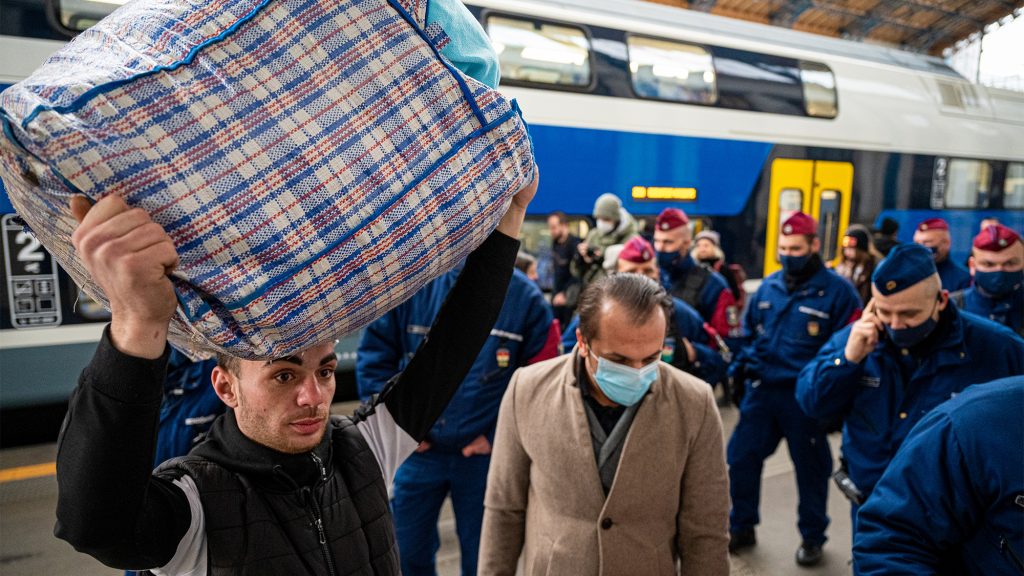 Négyezer ukrajnai menekültet, köztük háromszáz gyereket fogadtak tegnap a fővárosi pályaudvarokon