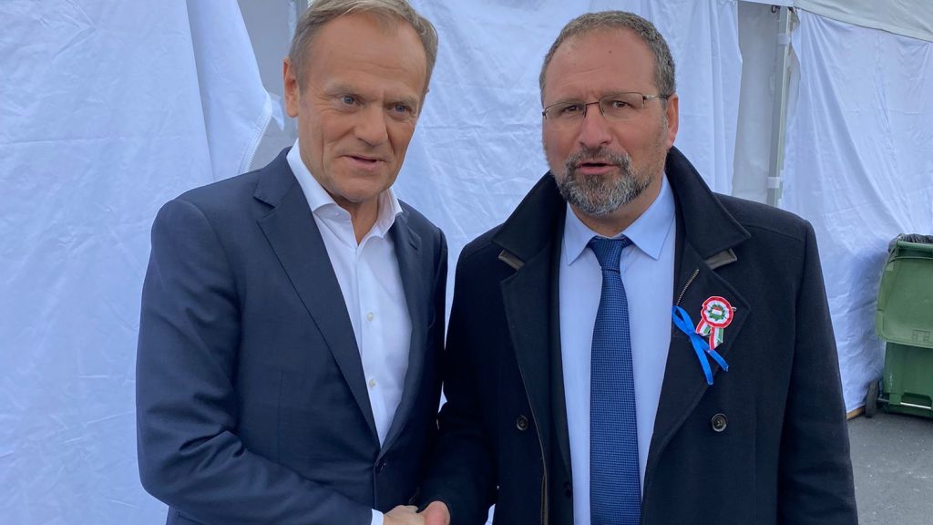 Donald Tusk az egri ellenzéki képviselőjelölttel javítaná a megromlott magyar-lengyel viszonyt