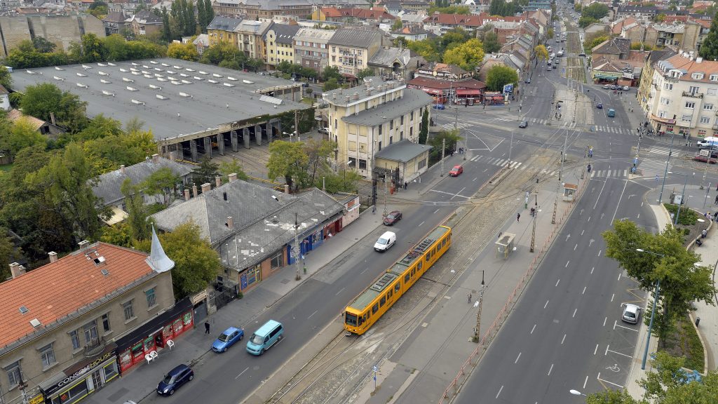 Csőtörés történt a Bosnyák téren, villamosok helyett pótlóbuszok közlekednek