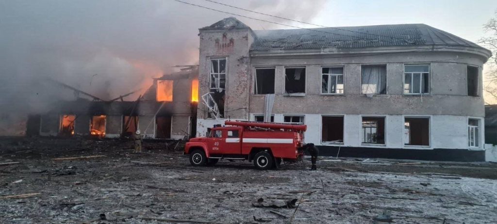 Az oroszok lebombáztak egy iskolát, legalább 21 ember meghalt