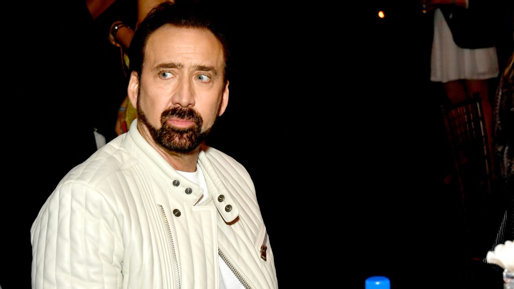 Megérkeztek az első fotók Nicolas Cage bíborba öltözött Drakulájáról