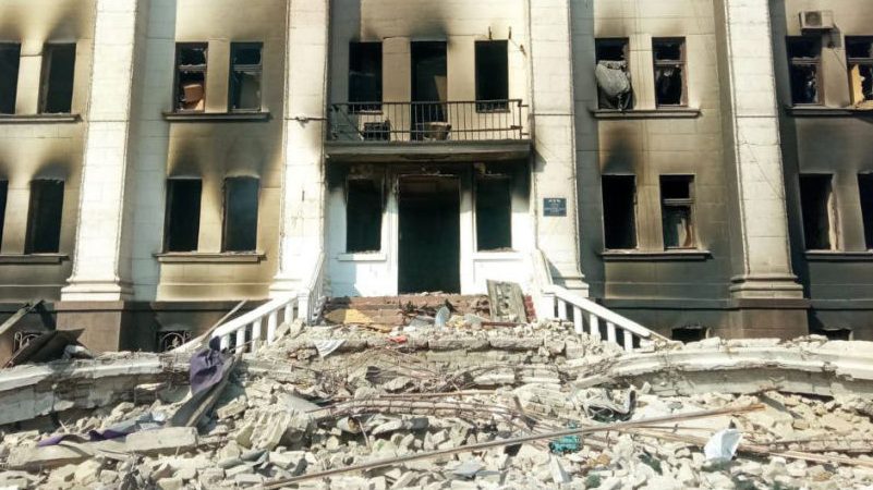 Zelenszkij: Több százan vannak a mariupoli színház romjai alatt