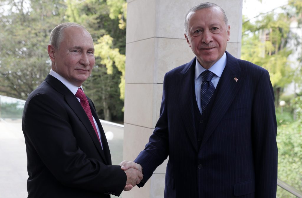 Erdogan telefonon kérte Putyint, hogy azonnal hirdessen tűzszünetet