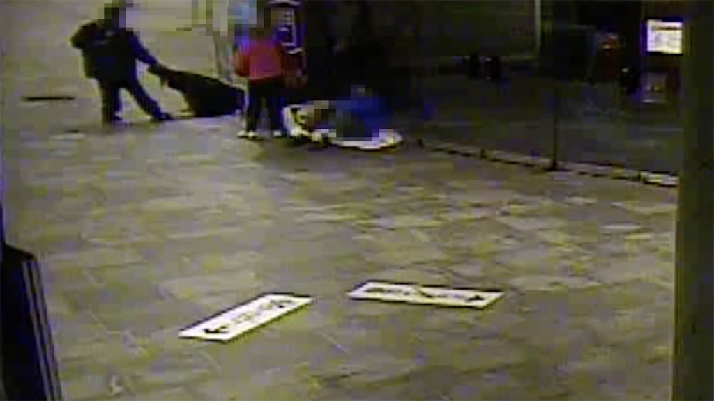 Videón, ahogy kirabolnak egy férfit a Kálvin téri aluljáróban
