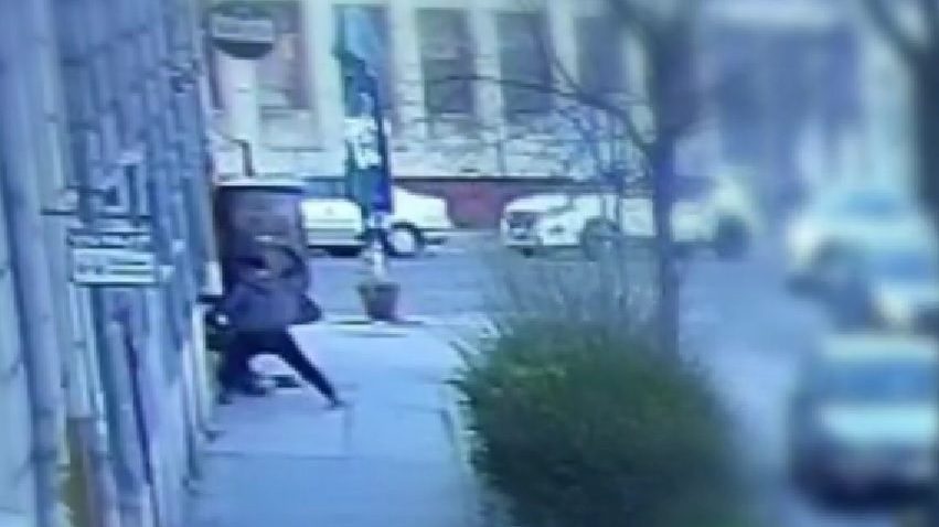Húsklopfolóval esett az ivócimborájának egy férfi az Illés utcában  ? korhatáros videó