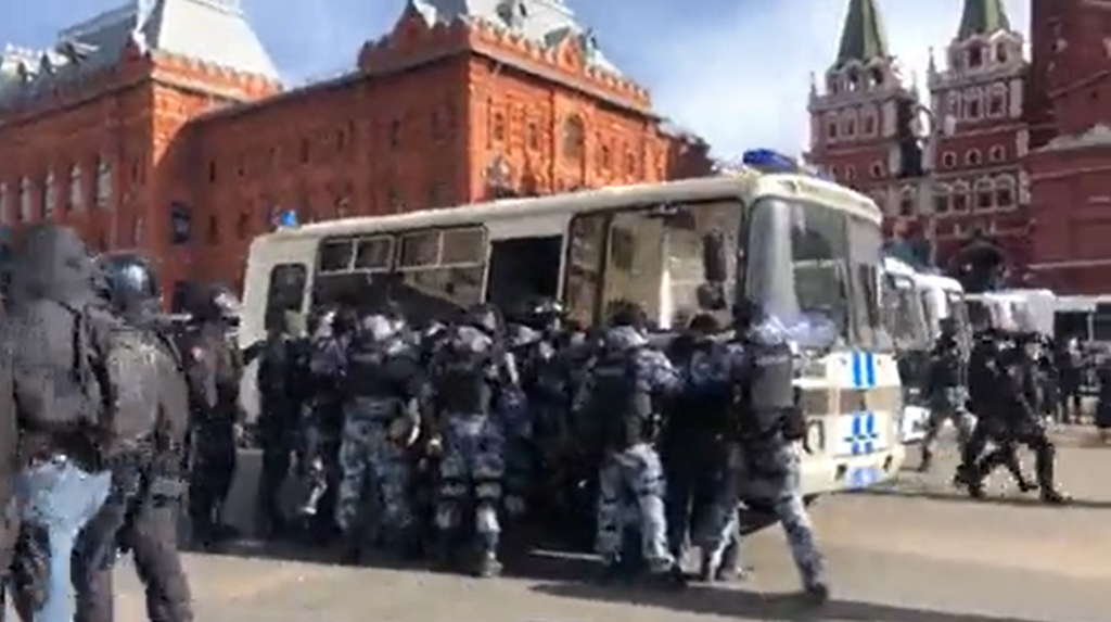 Moszkvában ebben a pillanatban is háborúellenes tüntetések vannak, tömegeket tartóztatnak le