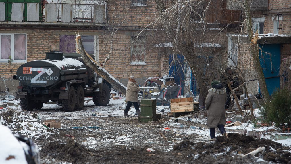 Kigyulladt egy raktárépület az orosz bombázások miatt Kijevnél