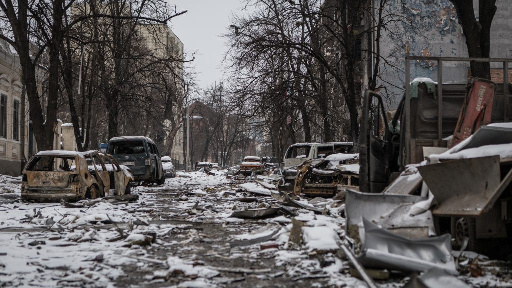 Harminc percenként bombázzák Mariupolt, az oroszok tovább nyomulnak Kijev felé
