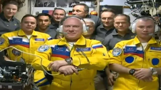 Ukrán nemzeti színekben érkeztek orosz űrhajósok a Nemzetközi Űrállomásra
