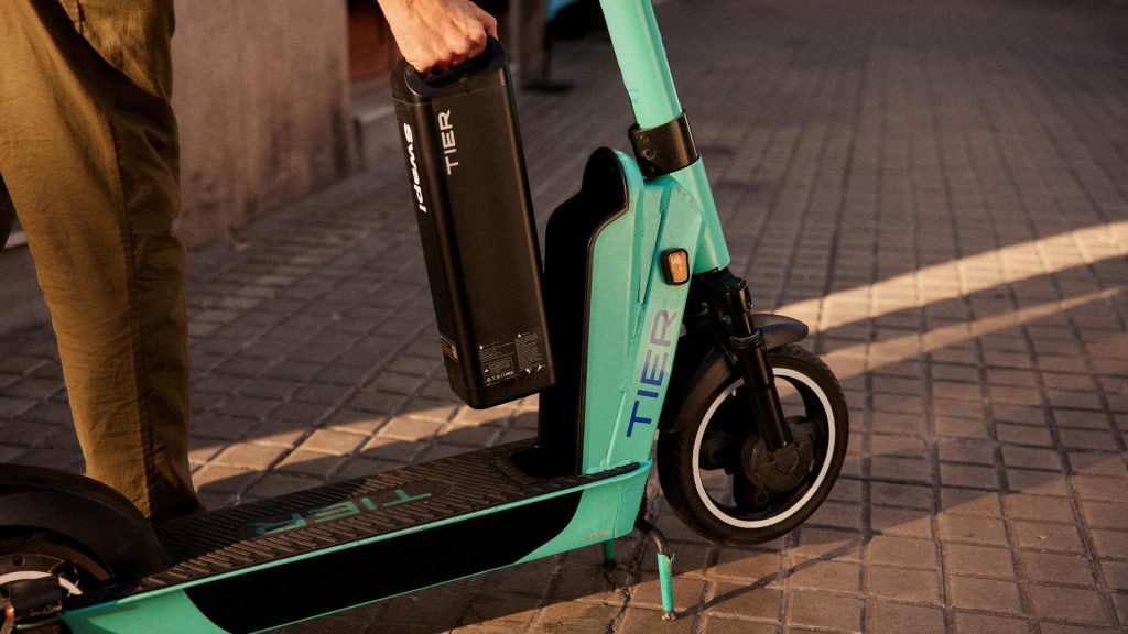 Újrahasznosított aksikkal lehetnek még környezetbarátabbak a Budapesten is elérhető e-rollerek