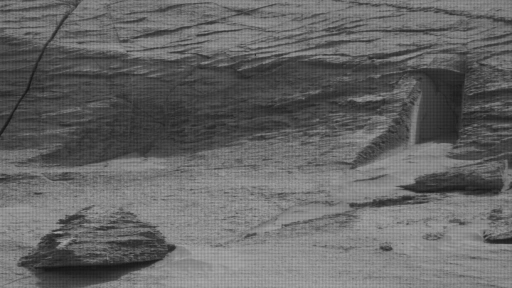 Bejáratot fotóztak egy marsi sziklán
