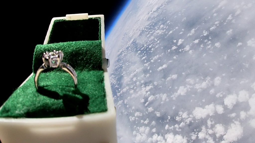 Magyar pár jegygyűrűje jutott el az űr határára