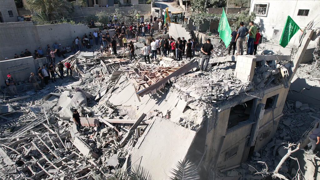 Az izraeli hadsereg lerombolta két palesztin fogvatartott családjának otthonát