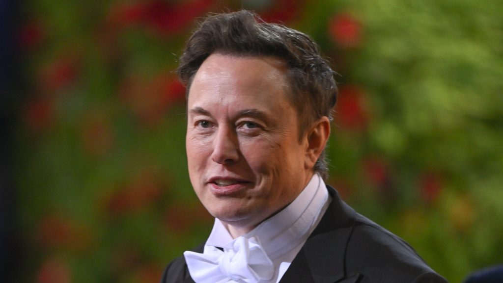 Elon Musk hivatalosan is visszatáncolt a Twitter megvásárlásától