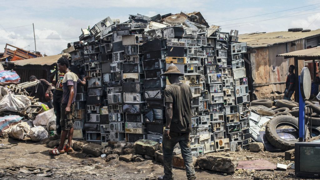 Fuldoklik a világ az e-hulladékban, de van kiút