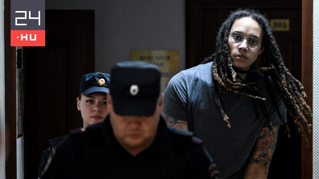 Οι συμπαίκτες της Brittney Griner αντέδρασαν στην είδηση ​​της ποινής φυλάκισης του Αμερικανού μπασκετμπολίστα με μια σιωπηλή κουβέντα