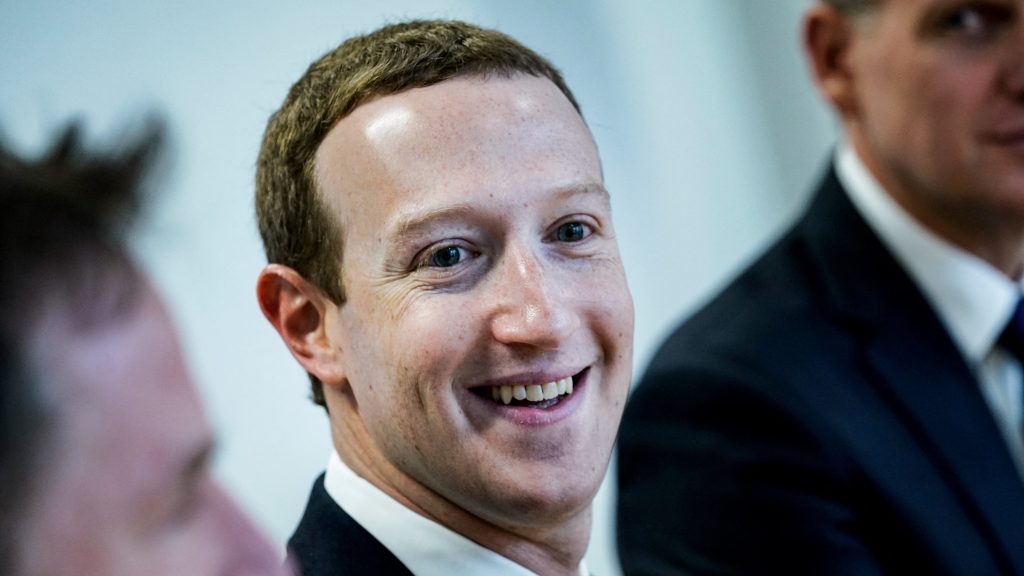 Egy év alatt megfelezte vagyonát Mark Zuckerberg: már nincs a tíz leggazdagabb amerikai közt