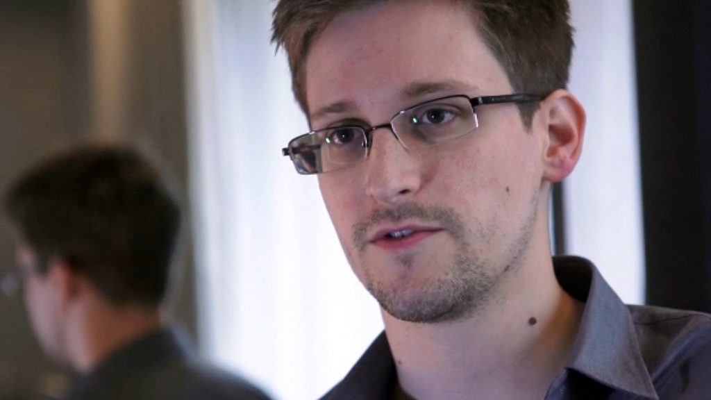 Orosz állampolgár lett Edward Snowden